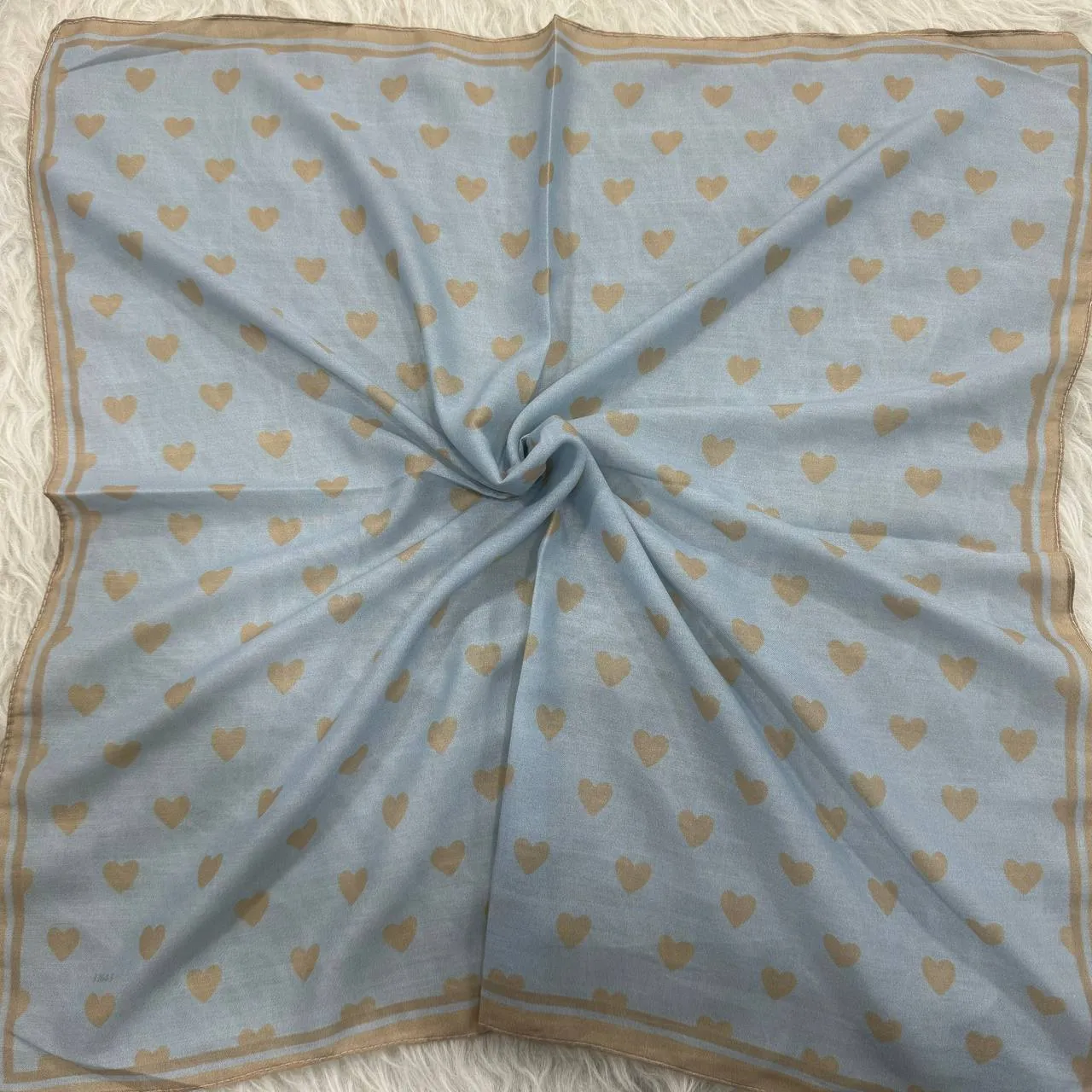 مینی اسکارف نخی مدل قلبی سایز 74×74 پرز نده سر نخوره مناسب استفاده روزمره