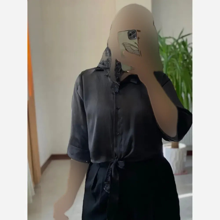 شومیز زنانه گره ای طرح گلی جنس ساتن رنگ مشکی سایز فری 38 تا 46