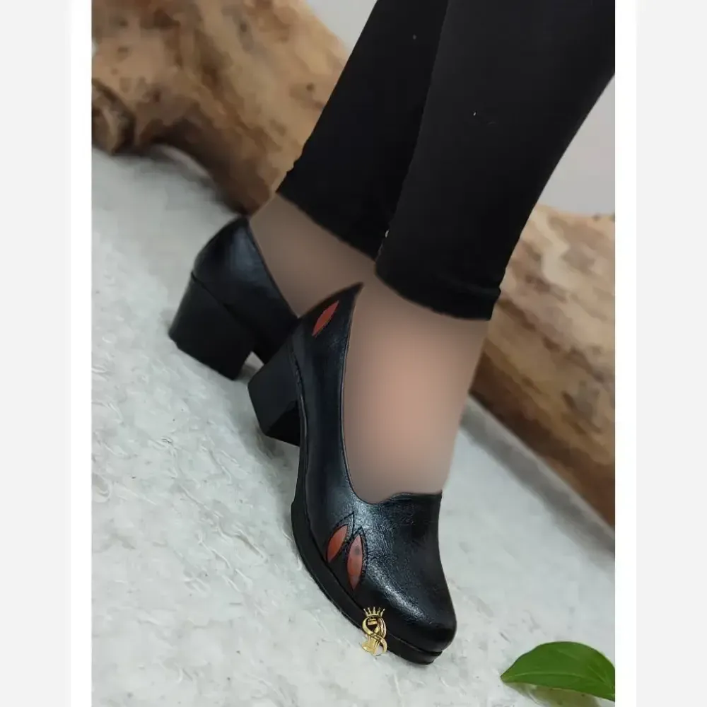 کفش طبی زنانه چرم صنعتی مدل برگی رنگ مشکی پاشنه 5 سانتی سایز 36 تا 41