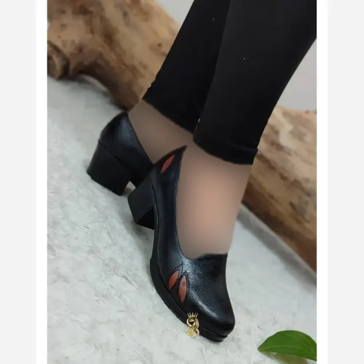 کفش طبی زنانه چرم صنعتی مدل برگی رنگ مشکی پاشنه 5 سانتی سایز 36 تا 41