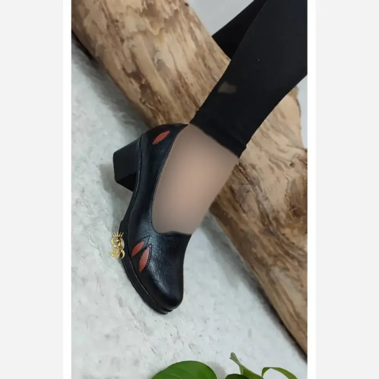 کفش طبی زنانه چرم صنعتی مدل برگی رنگ مشکی پاشنه 5 سانتی سایز 36 تا 41