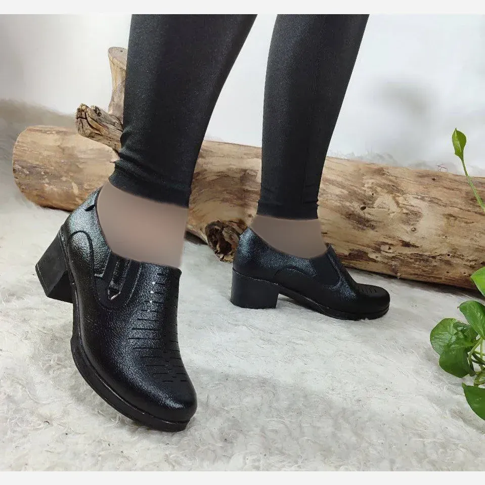 کفش طبی زنانه چرم صنعتی مدل شیوا حلقه ای رنگ مشکی پاشنه پنج سانت