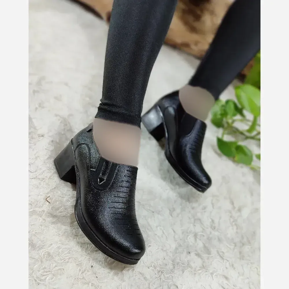کفش طبی زنانه چرم صنعتی مدل شیوا حلقه ای رنگ مشکی پاشنه پنج سانت