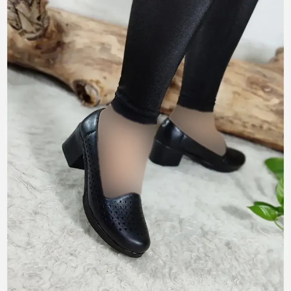کفش طبی زنانه چرم صنعتی مدل هیلدا پیک رنگ مشکی پاشنه 5 سانت