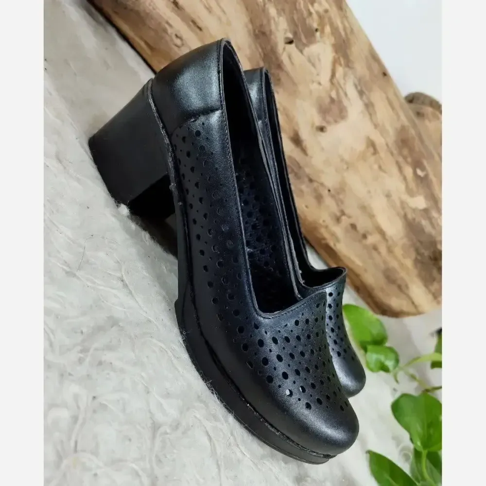 کفش طبی زنانه چرم صنعتی مدل هیلدا پیک رنگ مشکی پاشنه 5 سانت