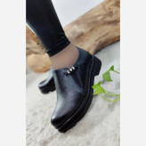 کفش طبی زنانه چرم مشکی مدل مروارید سمباده پاشنه دو سانت