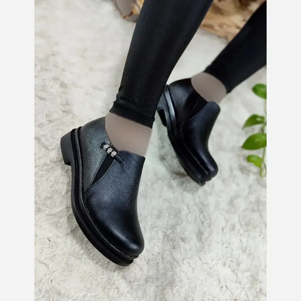 کفش طبی زنانه چرم مشکی مدل مروارید سمباده پاشنه دو سانت