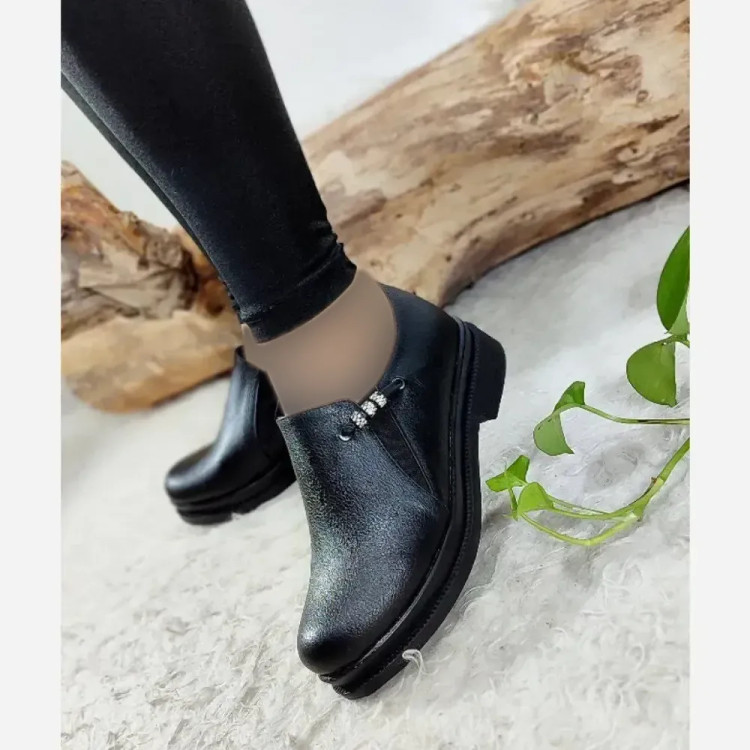 کفش طبی زنانه چرم مشکی مدل مروارید سمباده پاشنه دو سانت