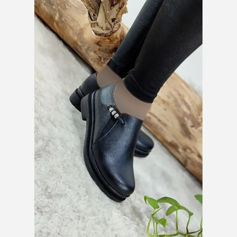کفش طبی زنانه چرم مشکی مدل مروارید سمباده پاشنه دو سانت