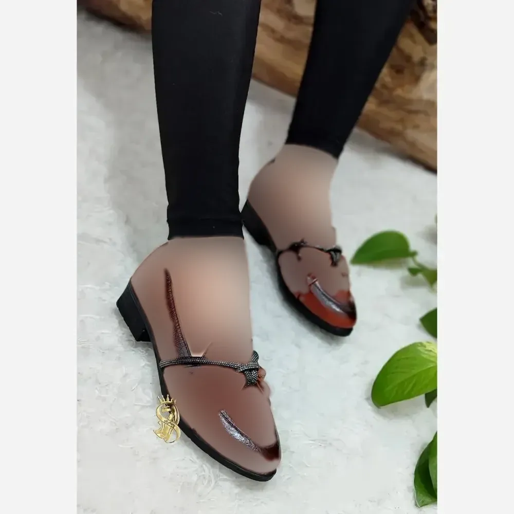 کفش کالج طبی زنانه مدل پاپیون نگینی چرم سوگو رنگ عسلی و مشکی