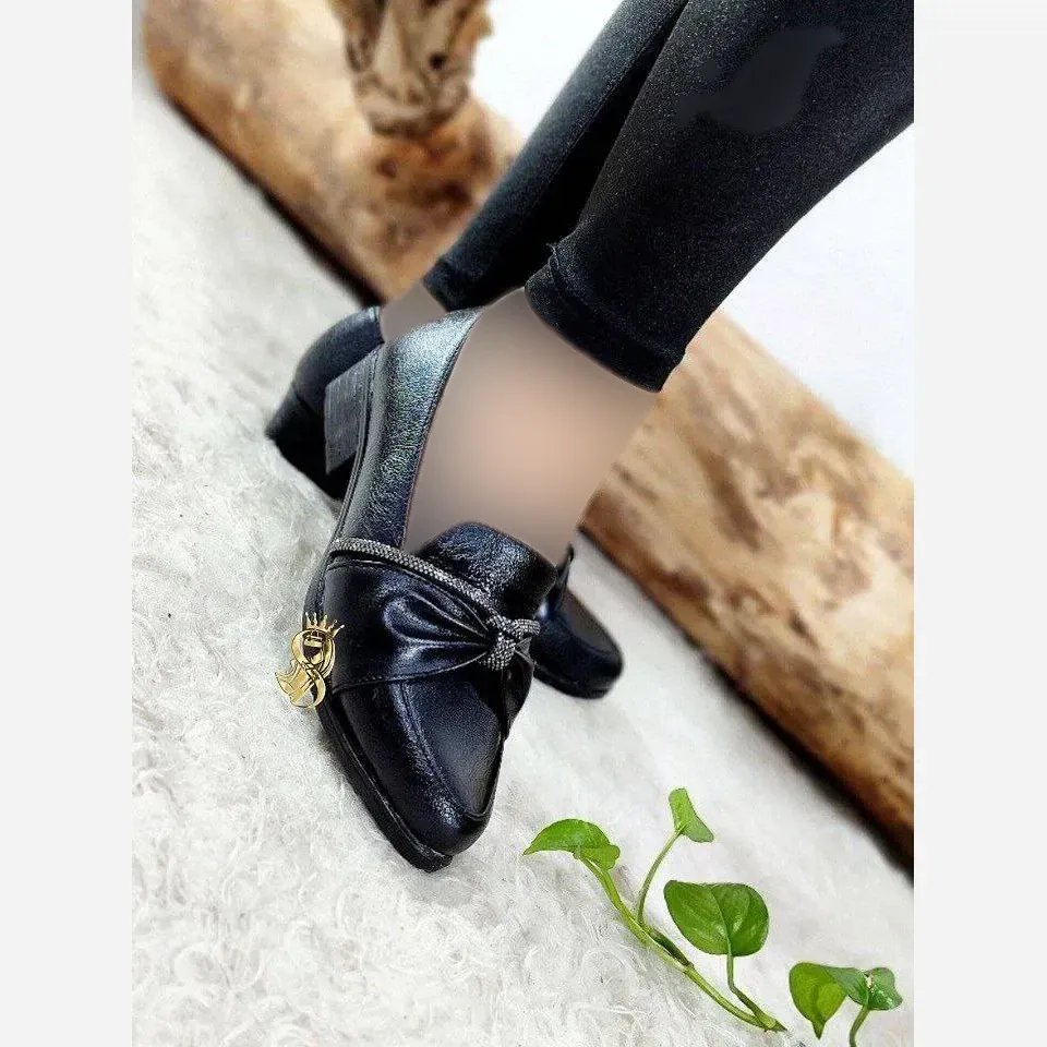 کفش کالج طبی زنانه مدل پاپیون نگینی چرم سوگو رنگ عسلی و مشکی