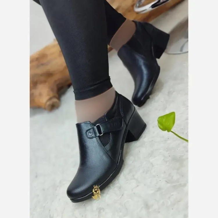 کفش طبی زنانه مدل وارش چرم صنعتی مشکی پاشنه پنج سانت
