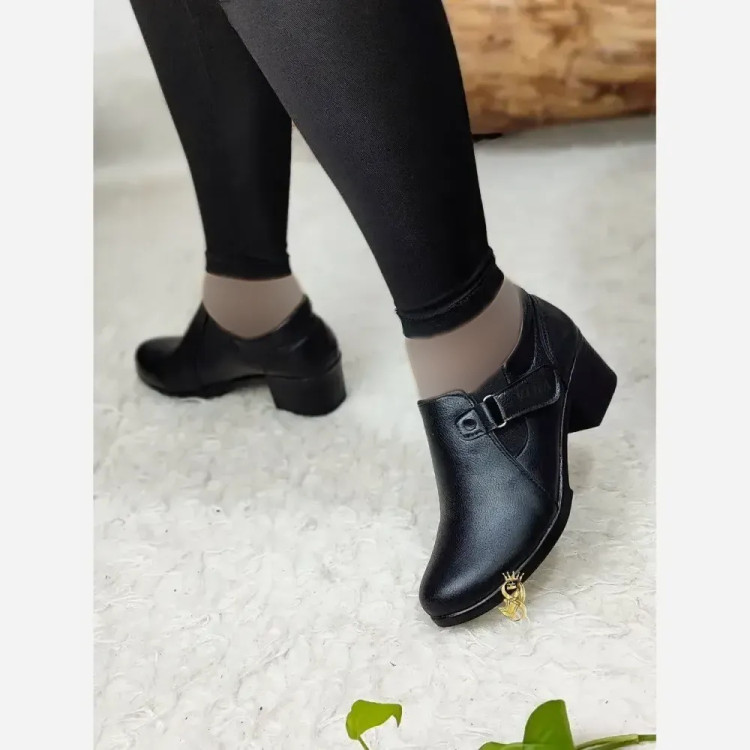 کفش طبی زنانه مدل وارش چرم صنعتی مشکی پاشنه پنج سانت