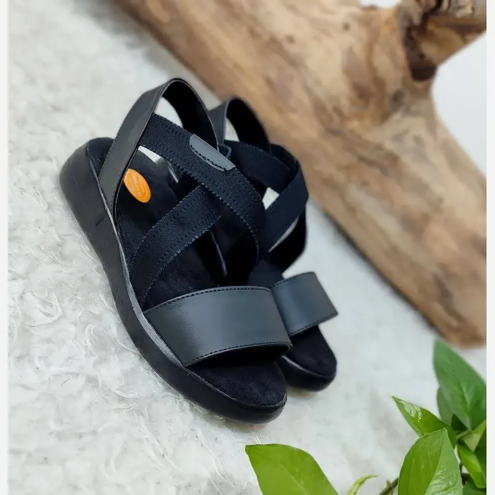 صندل طبی زنانه مدل هپی کشی چرم صنعتی رنگ مشکی و کرم