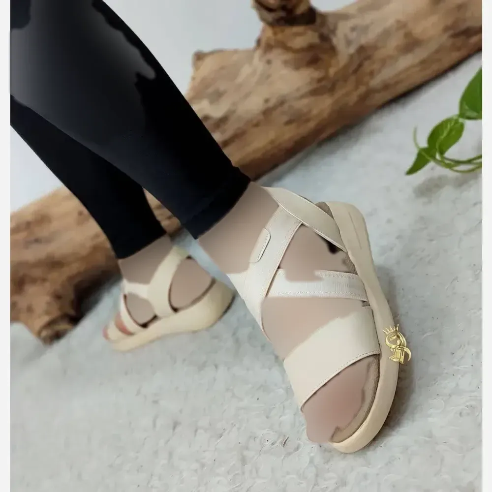 صندل طبی زنانه مدل هپی کشی چرم صنعتی رنگ مشکی و کرم