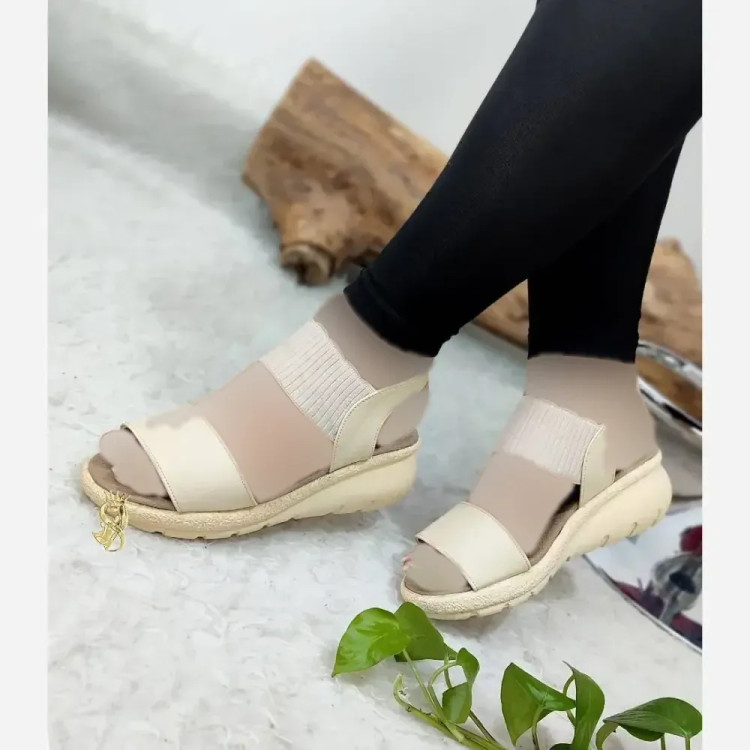 صندل طبی لژدار زنانه مدل برفی چرم صنعتی مشکی و کرم