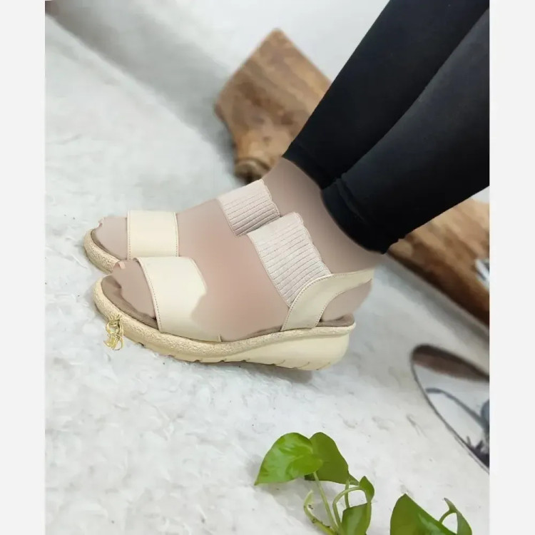 صندل طبی لژدار زنانه مدل برفی چرم صنعتی مشکی و کرم