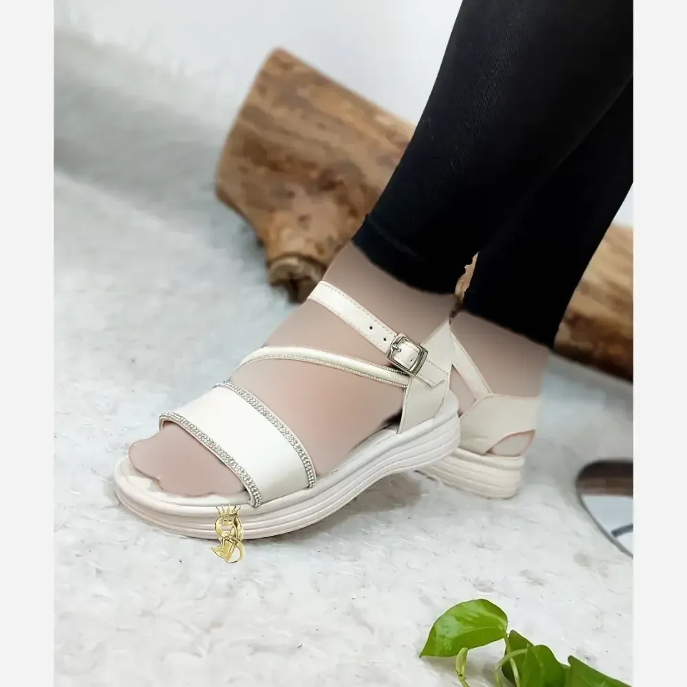 صندل طبی نگینی زنانه چرم صنعتی مدل حدیث رنگ مشکی و کرم