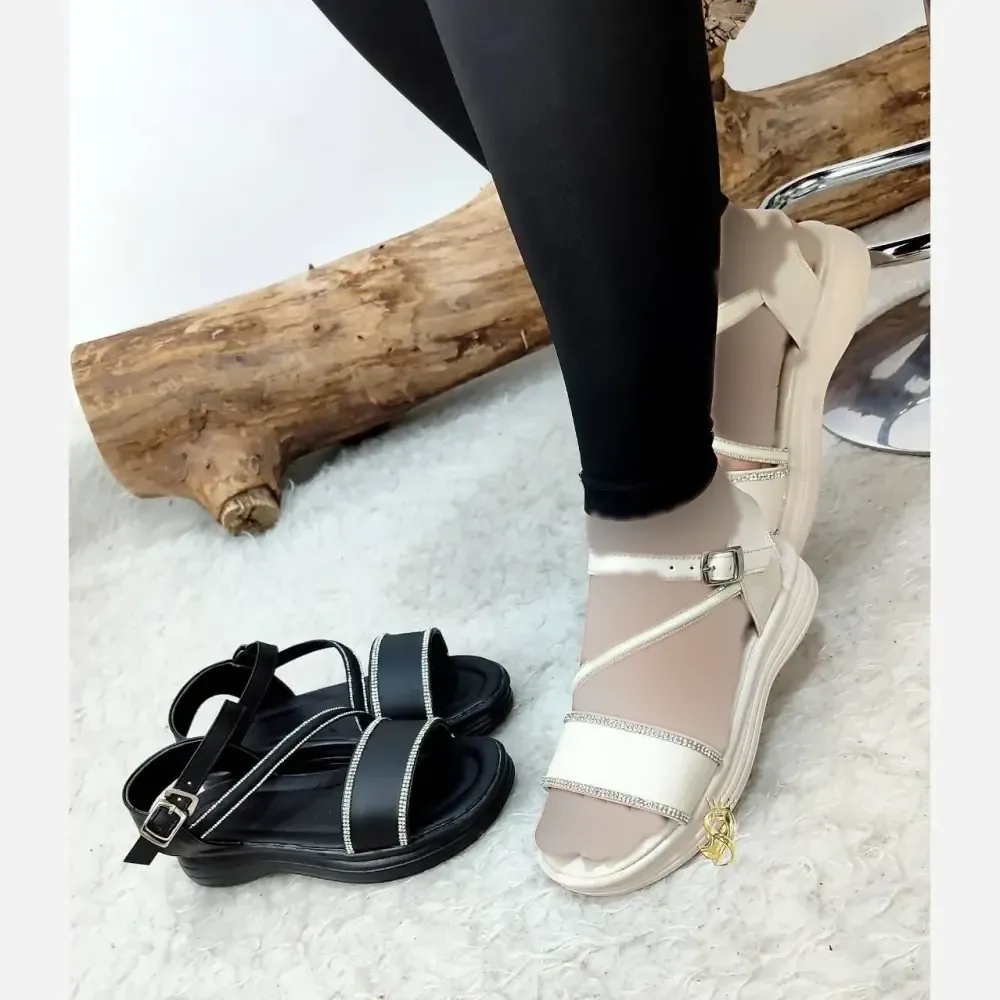 صندل طبی نگینی زنانه چرم صنعتی مدل حدیث رنگ مشکی و کرم