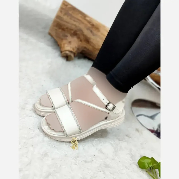 صندل طبی نگینی زنانه چرم صنعتی مدل حدیث رنگ مشکی و کرم
