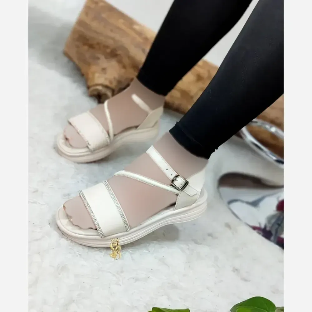 صندل طبی نگینی زنانه چرم صنعتی مدل حدیث رنگ مشکی و کرم