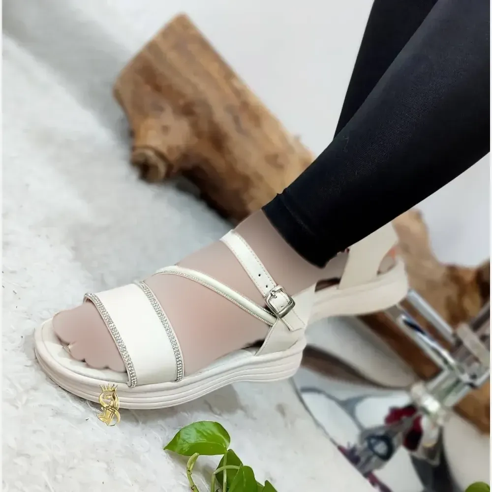 صندل طبی نگینی زنانه چرم صنعتی مدل حدیث رنگ مشکی و کرم