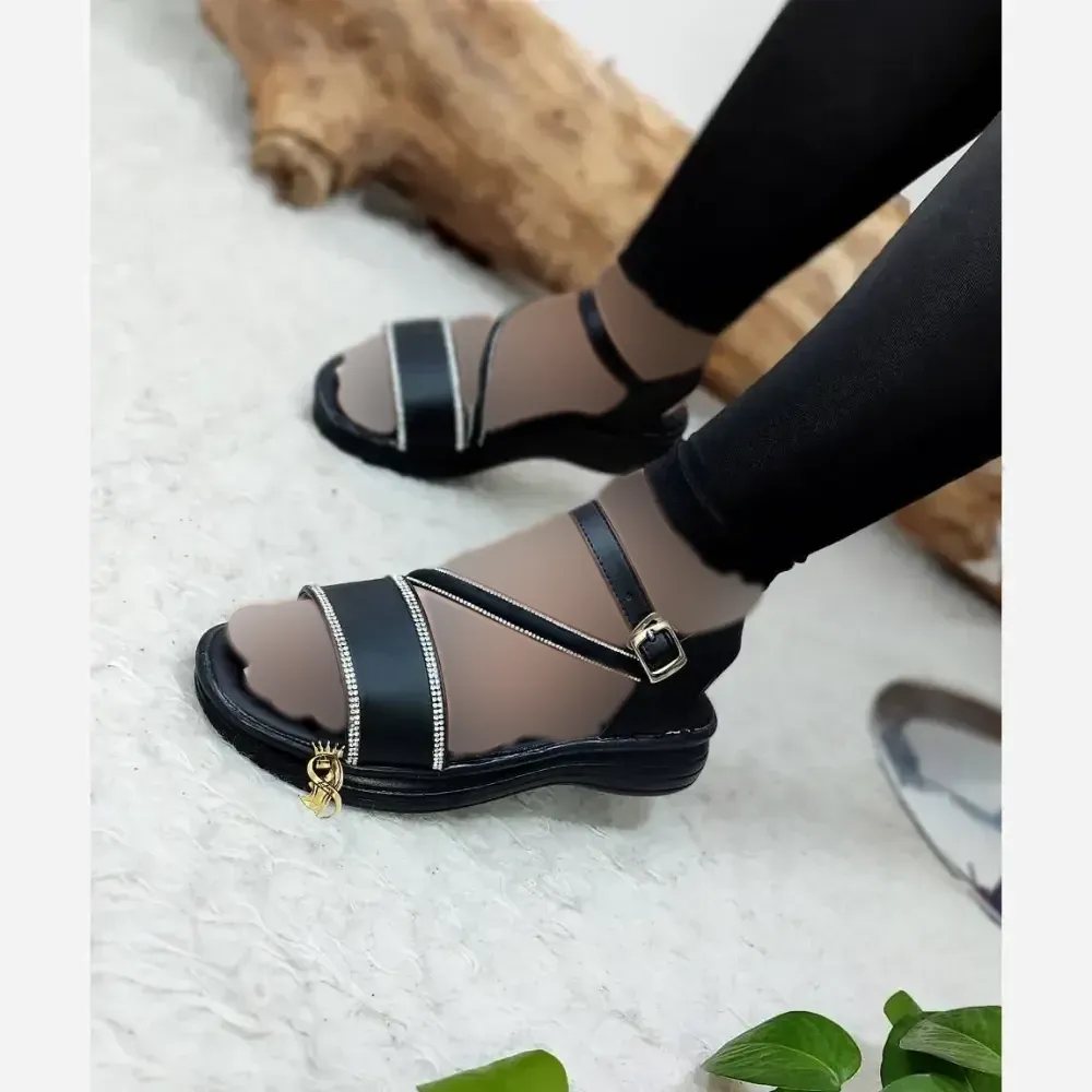 صندل طبی نگینی زنانه چرم صنعتی مدل حدیث رنگ مشکی و کرم