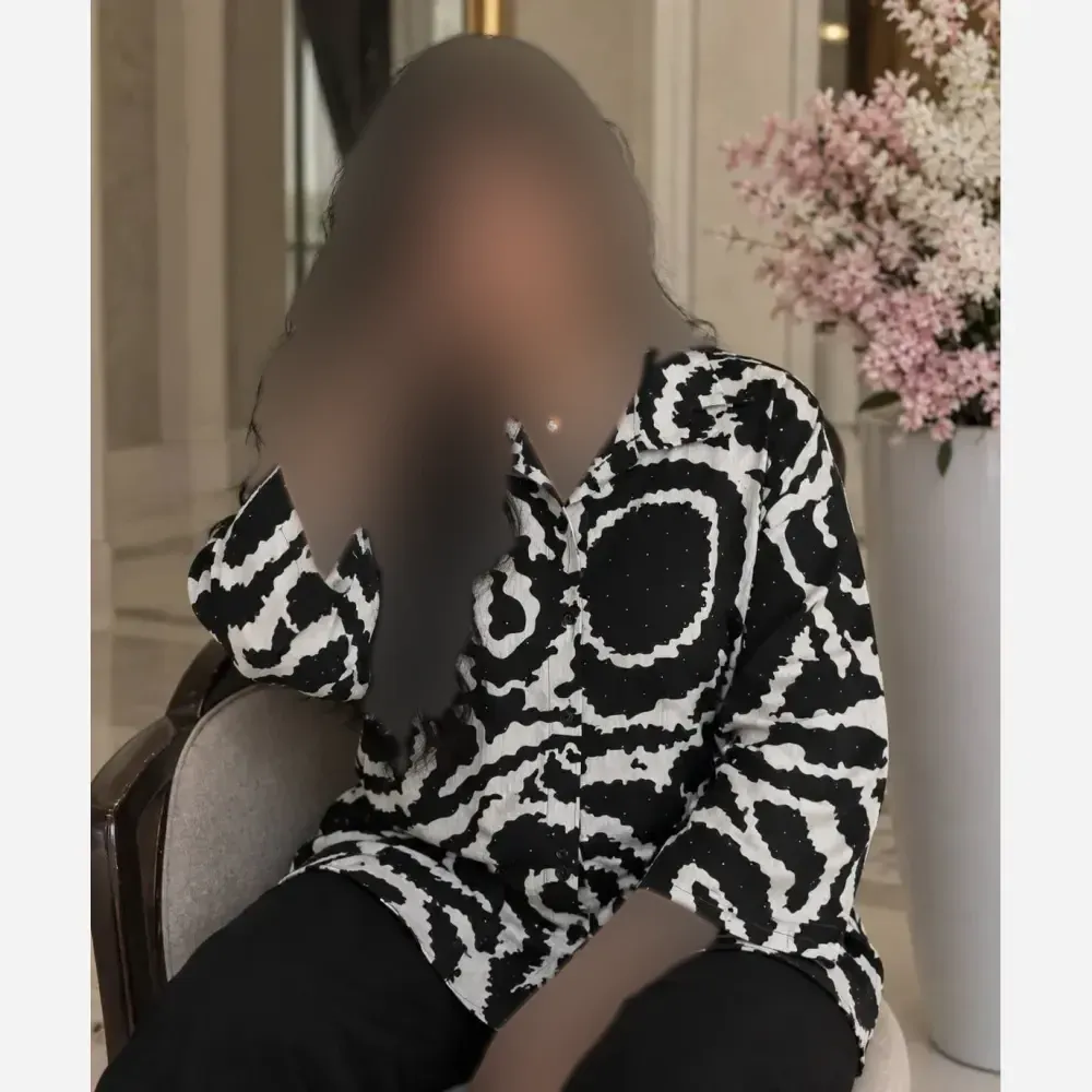 شومیز مانتویی کراش نگین دار فری سایز کرم و سفید مناسب فصل خنک