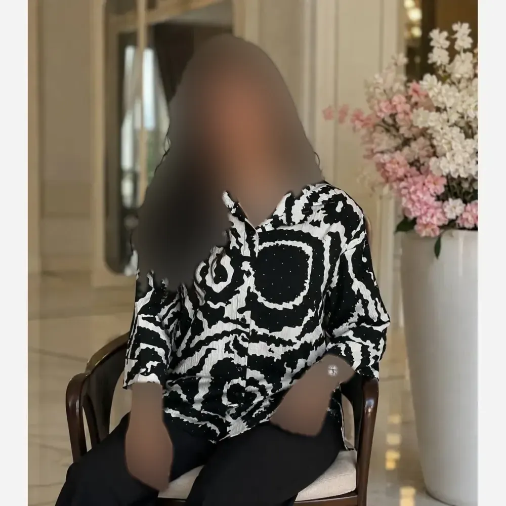 شومیز مانتویی کراش نگین دار فری سایز کرم و سفید مناسب فصل خنک