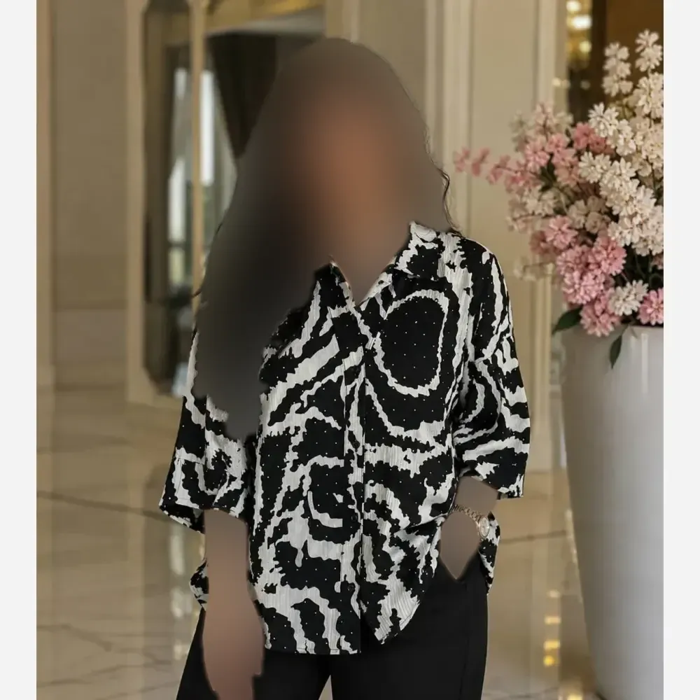 شومیز مانتویی کراش نگین دار فری سایز کرم و سفید مناسب فصل خنک