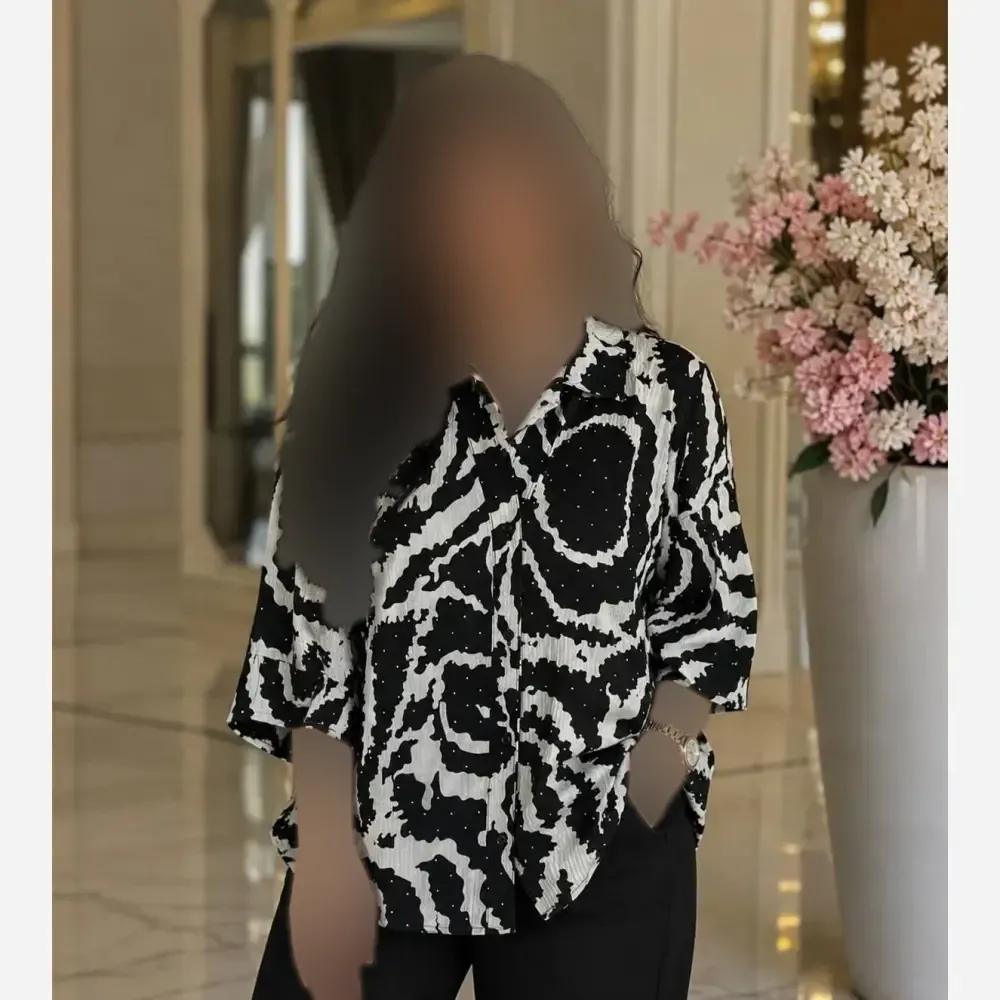 شومیز مانتویی کراش نگین دار فری سایز کرم و سفید مناسب فصل خنک
