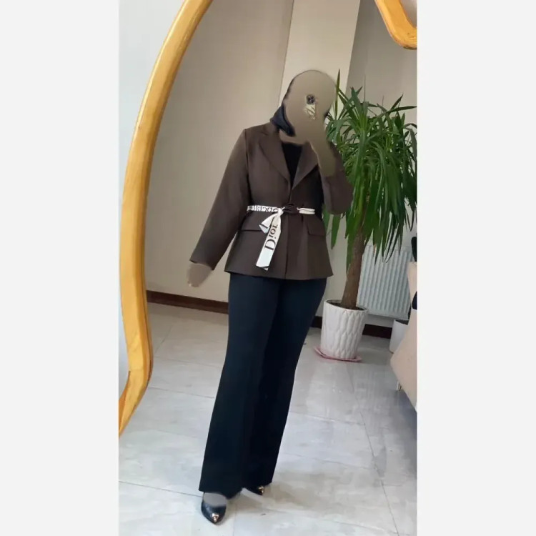 مانتو کتی مزونی کمربند دار دیور Dior بزیاق درجه یک در رنگبندی سورمهای، قهوهای، مشکی، نسکافهای، کرمبژ سایز 1 و 2
