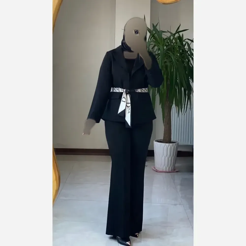 مانتو کتی مزونی کمربند دار دیور Dior بزیاق درجه یک در رنگبندی سورمهای، قهوهای، مشکی، نسکافهای، کرمبژ سایز 1 و 2