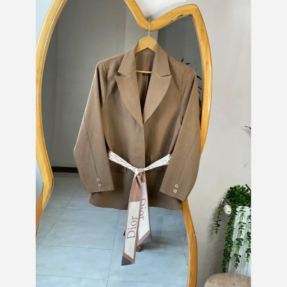 مانتو کتی مزونی کمربند دار دیور Dior بزیاق درجه یک در رنگبندی سورمهای، قهوهای، مشکی، نسکافهای، کرمبژ سایز 1 و 2