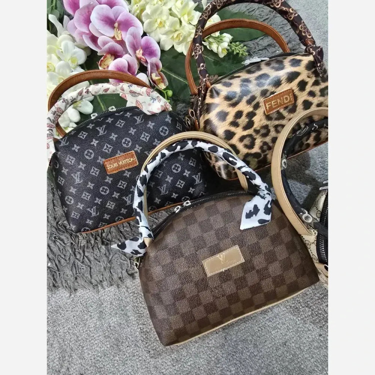 کیف زنانه مژگان چرمی با کیفیت بند بلند جادار