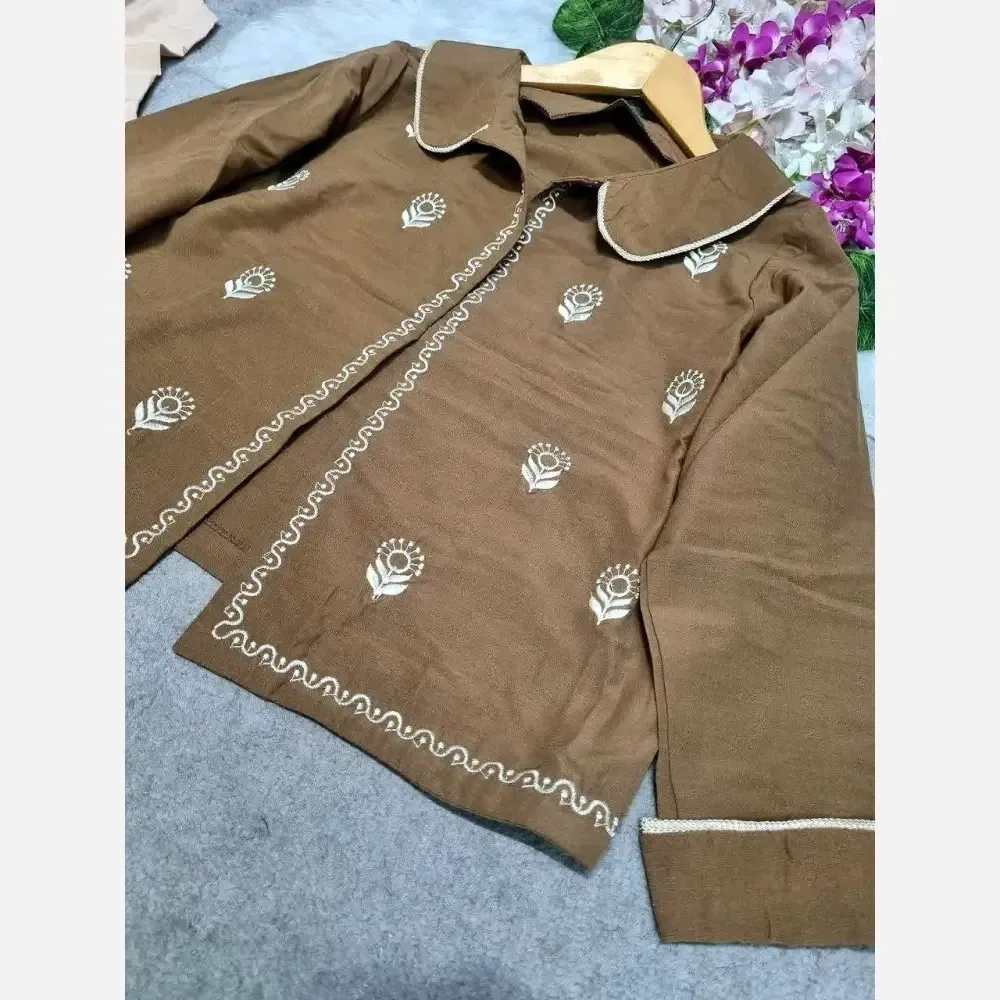 کت سارافن لنین پلاس درجه یک طرح طاووس فری سایز رنگ نسکافه ای و کرمی