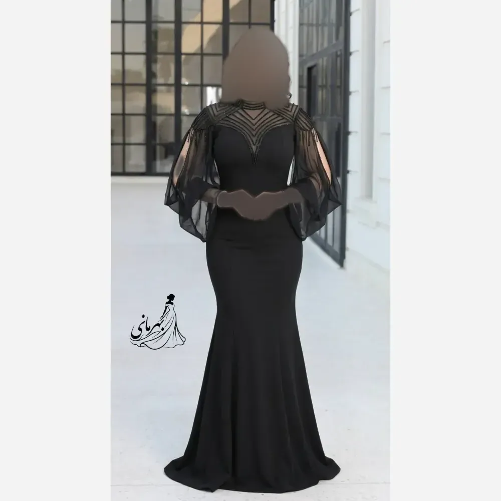 ماکسی شیک زنانه کرپ دالقیچ مدل مایا سنگدوزی شده کاپ دار رنگ مشکی سبز سورمه ای