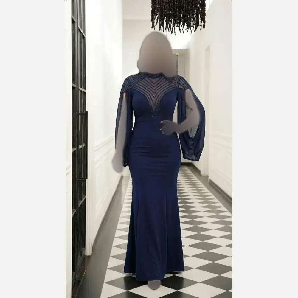 ماکسی شیک زنانه کرپ دالقیچ مدل مایا سنگدوزی شده کاپ دار رنگ مشکی سبز سورمه ای