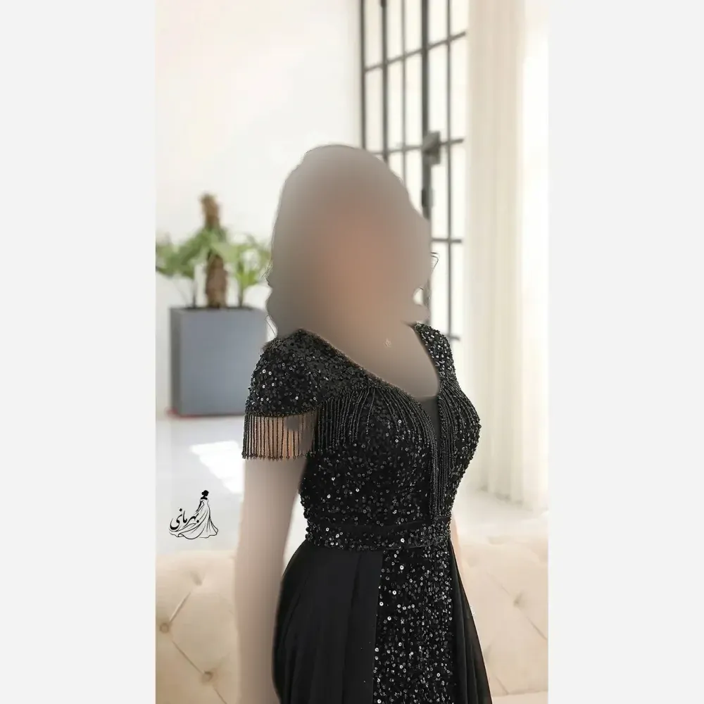 پیراهن مجلسی زنانه تابان پولک مخمل و تور مشکی سایزبندی 38 تا 56 کاپدار با سنگ کریستال