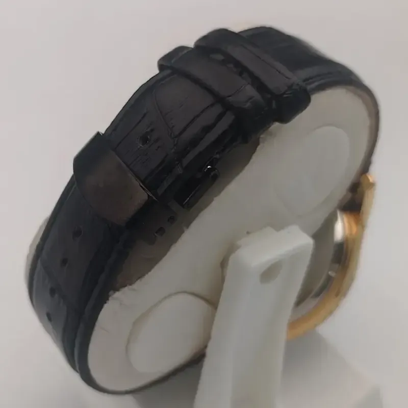 ساعت مچی مردانه بلیزر مشکی طلایی بند چرمی طرح سه موتور